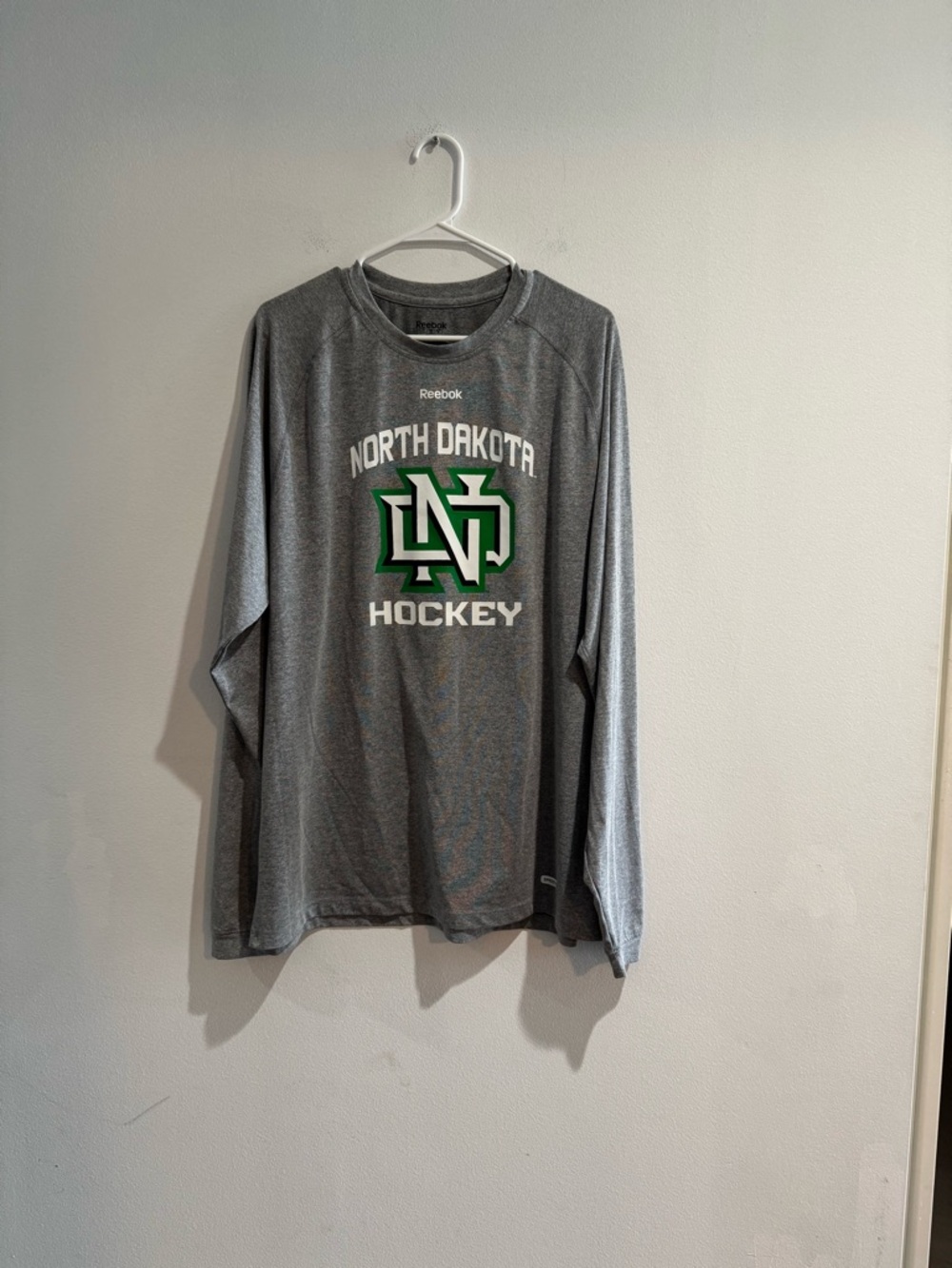 Reebok UND North Dakota Hockey Long Sleeve Shirt XL Gray NWOT
